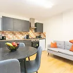 Trendy 1Br In West Kensington -Opposite Station