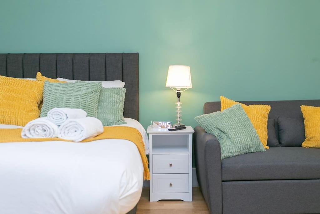 Trendy 1br In West Kensington -opposite Station London