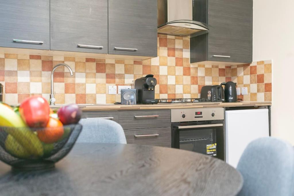 Trendy 1br In West Kensington -opposite Station * London