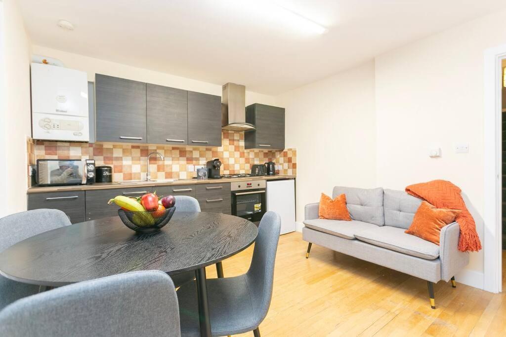 Trendy 1br In West Kensington -opposite Station