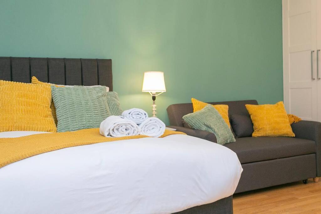 Trendy 1br In West Kensington -opposite Station Apartment