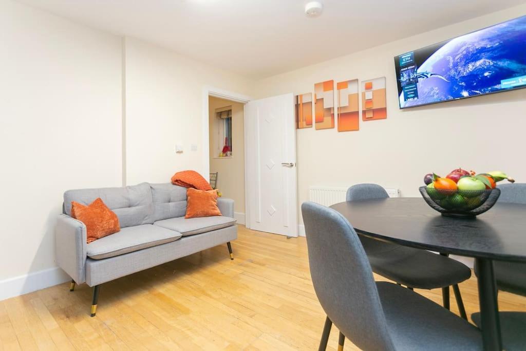 Trendy 1br In West Kensington -opposite Station Apartment London