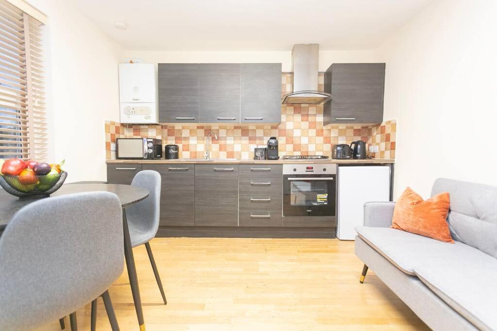 Trendy 1br In West Kensington -opposite Station *