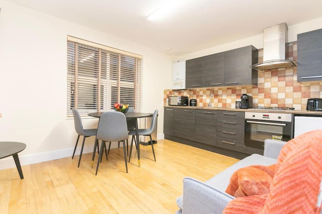 Trendy 1br In West Kensington -opposite Station London