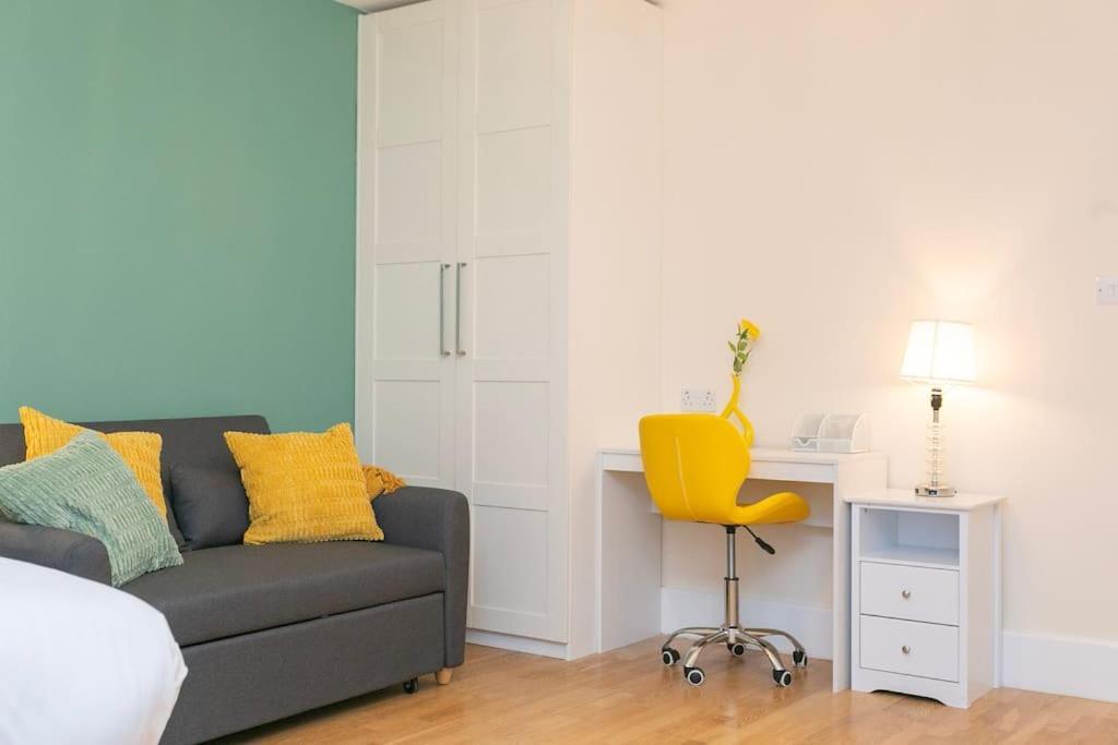 Apartment Trendy 1br In West Kensington -opposite Station London