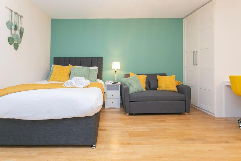 Trendy 1br In West Kensington -opposite Station * London