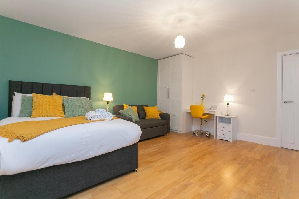 Trendy 1br In West Kensington -opposite Station Apartment *