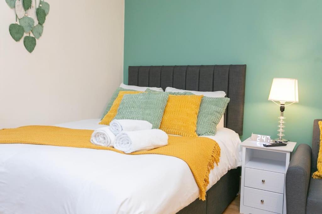 Trendy 1br In West Kensington -opposite Station